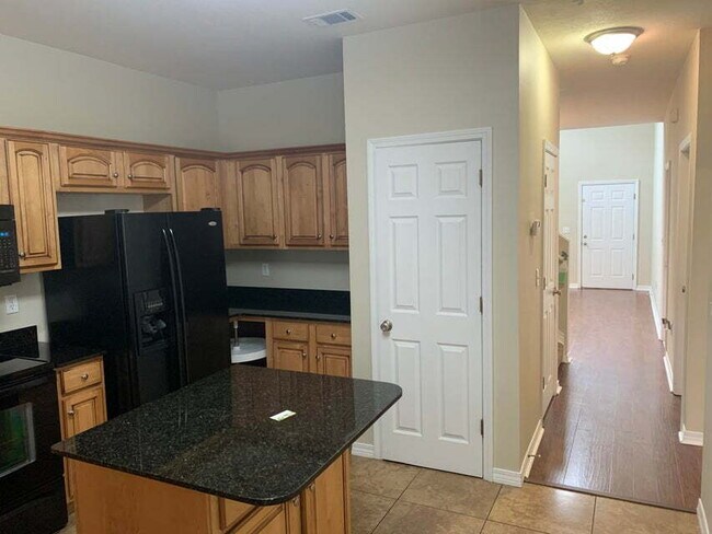 Building Photo - "Spacious 4-Bed Townhouse in Fort Walton B...