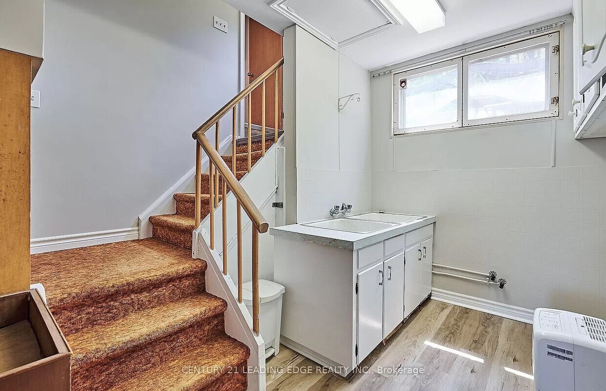 Photo principale - 227 Rossland Rd E