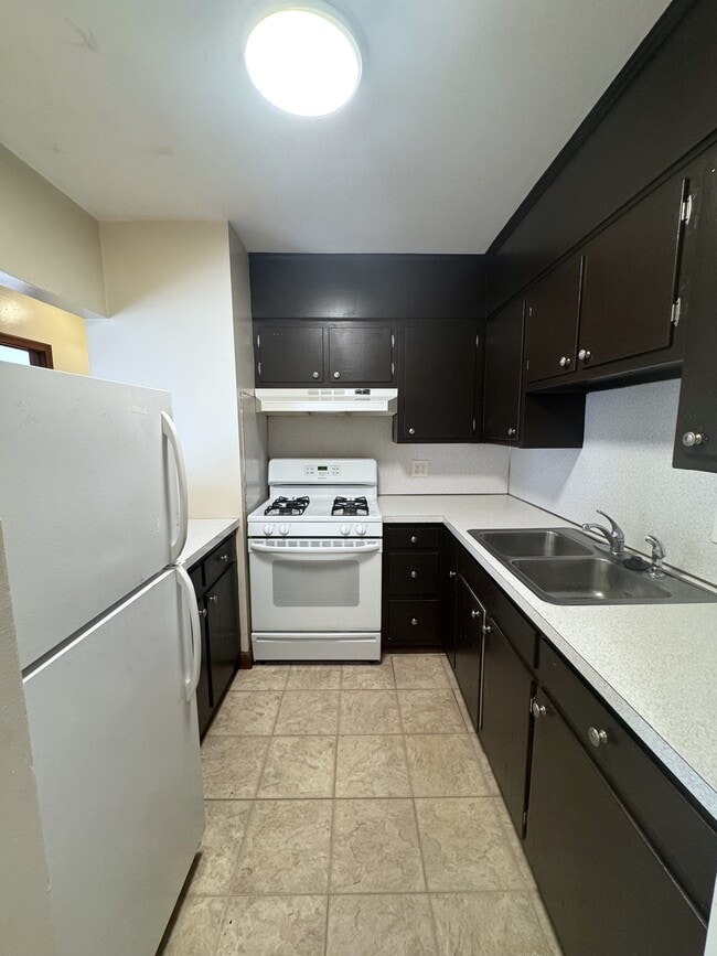 Building Photo - 580 Bridge St