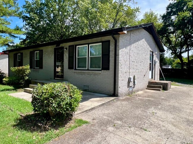 Building Photo - 3 Bed 1 Bath Ranch Style Home in Murfreesb...