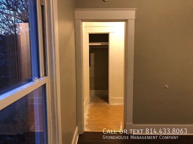 Foto del edificio - Clean 2nd floor 2 bedroom apartment with n...
