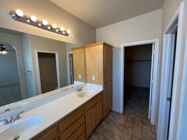 Foto del edificio - 5 Bed | 3.5 Bath | 2368 SF | 2 Car garage | Two Story | Tenant pays $175 for WS&G