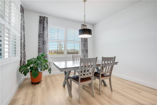 Foto del edificio - 6801 Cloverdale Ave
