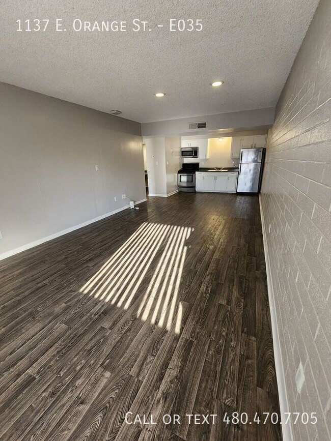 Building Photo - Spacious 1 bedroom units available in Temp...