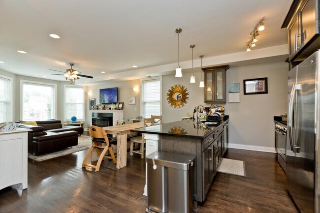 Building Photo - 4 bedroom in Chicago IL 60618