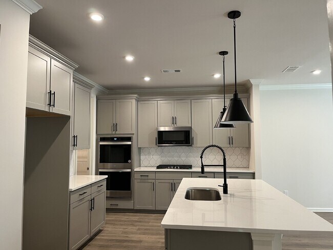 Building Photo - BEAUTIFUL 5 BEDROOMS 4 BATHS IN MOUNT JULI...