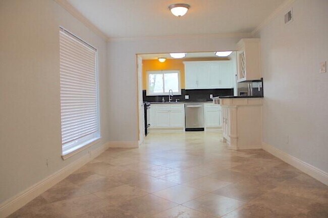 Building Photo - 13703 Kensington Pl