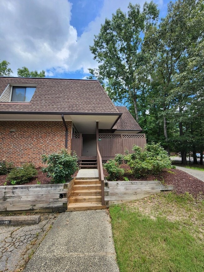 Building Photo - Chapel Hill / Finley Forest Townhouse