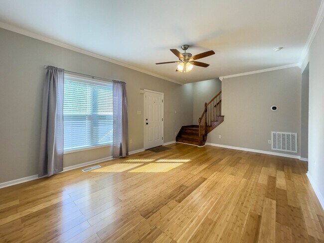 Foto del edificio - Spacious Three-Bedroom Townhouse in West A...