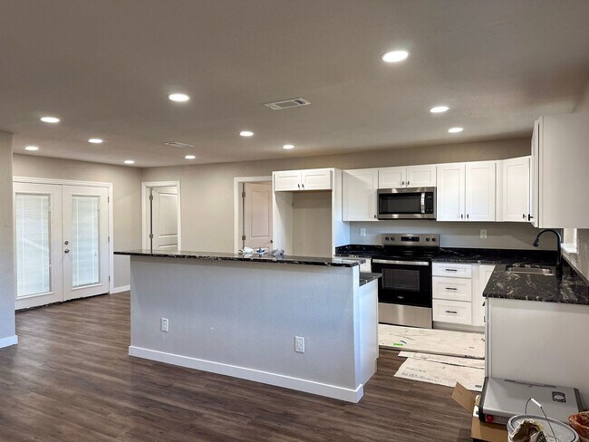 Foto del edificio - 4 Bedroom / 3 Full Bath