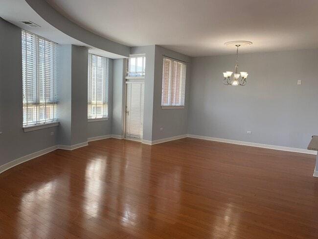 Building Photo - 6000 N Cicero Ave