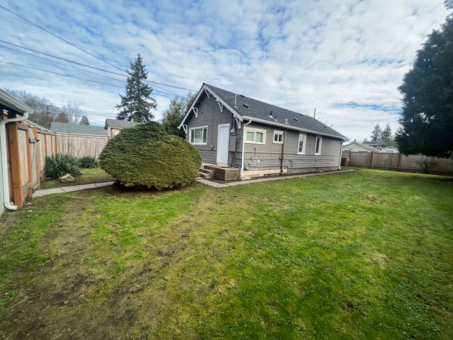 Building Photo - Beautiful Updated 2 Bedroom Rambler in Tac...