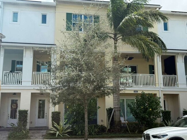 Foto del edificio - Rare Find! Designer 4-Bed Townhome in the ...