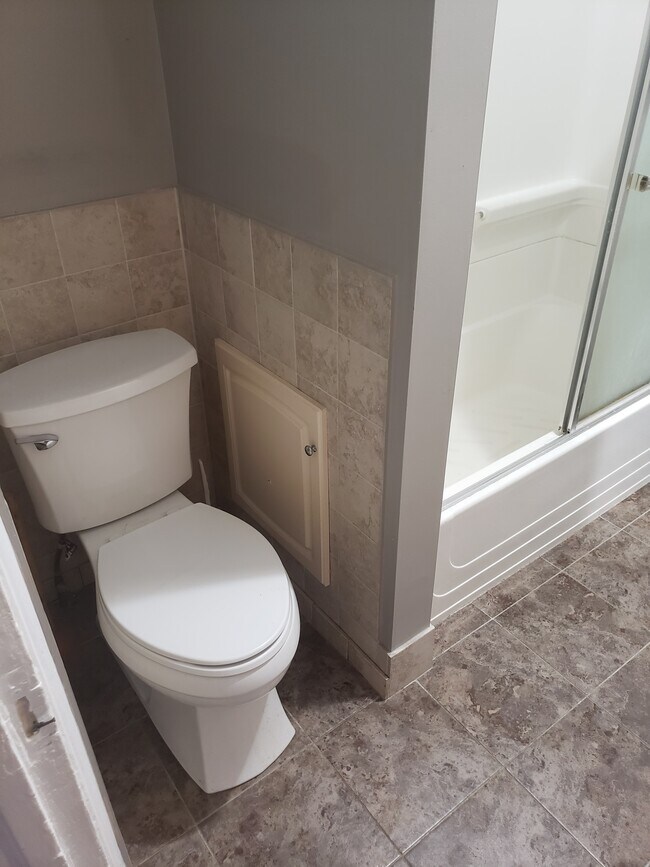 Unit 1 Bathroom - 3517 Union Ave