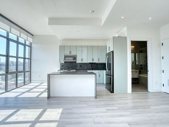 Foto del edificio - "Cozy 1-Bedroom Retreat in the Heart of Astoria – Your Perfect Urban Sanctuary!"