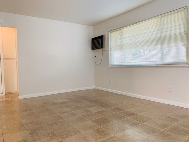 Building Photo - One Bedroom One Bath in Roseville
