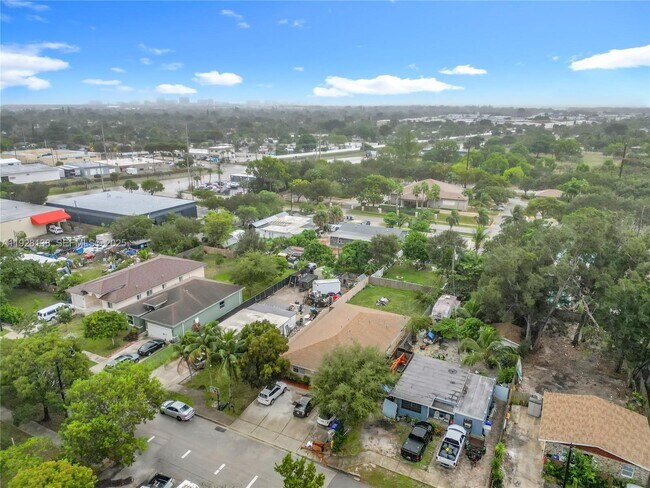 Foto del edificio - 530 NE 34th St