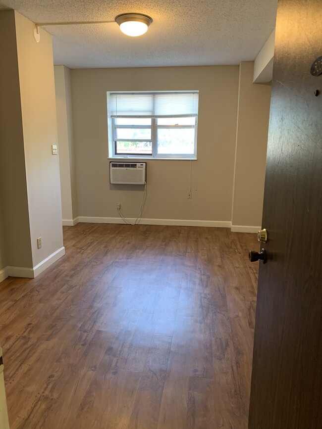 Fairmont Studio ('05, 326 sq. ft) - The Fairmont & Monticello Apartments