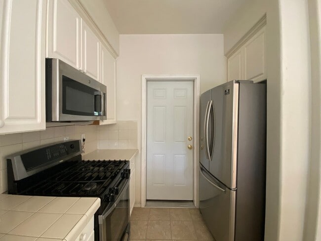 Building Photo - Charming 3 BD · 2.5 BA Condo | Located In ...