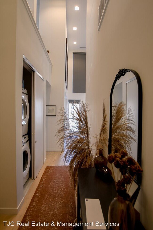 Building Photo - 2 br, 2 bath House - 1735 Central St #511
