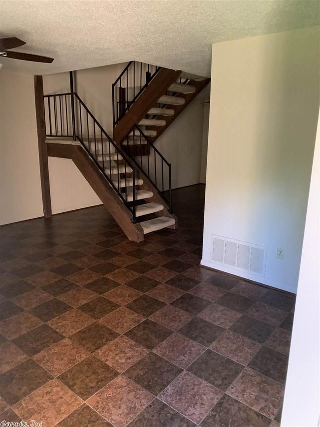 Building Photo - 603 Greenbriar Dr