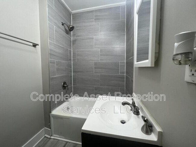 Foto del edificio - 111 Laurel St