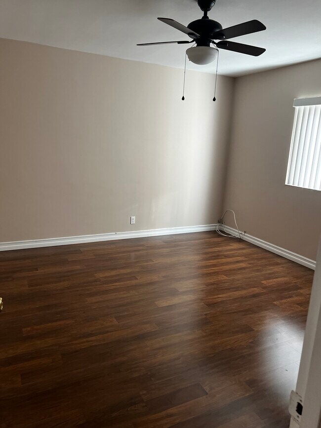 Foto del edificio - 2433 W Imperial Hwy