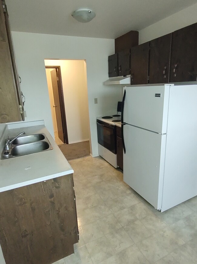 Building Photo - 60 Shuswap St N