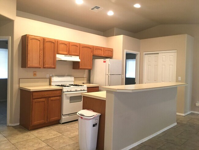 Foto del edificio - 3-Bedroom Single Family Home with Central Cooling, Attached Garage, and Tile Flooring