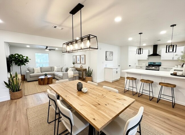 Foto del edificio - 3726 Heatherbrook Dr