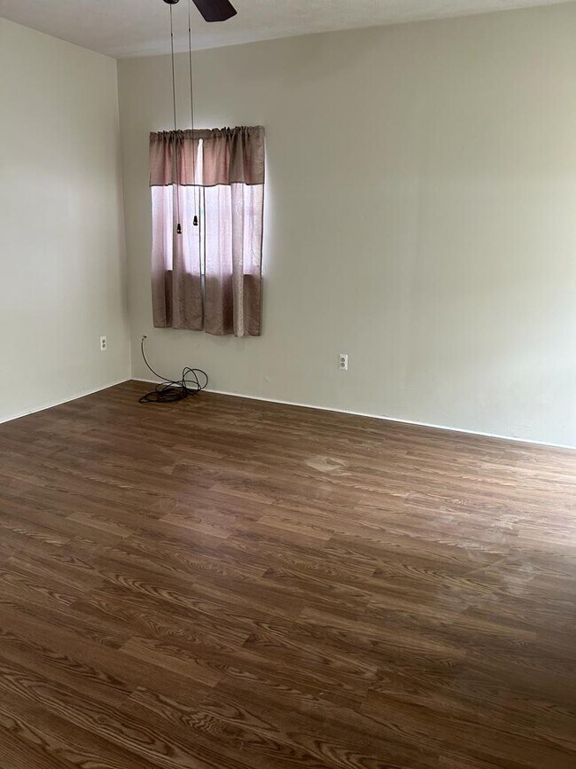 Foto del edificio - 152 W Warrington Ave