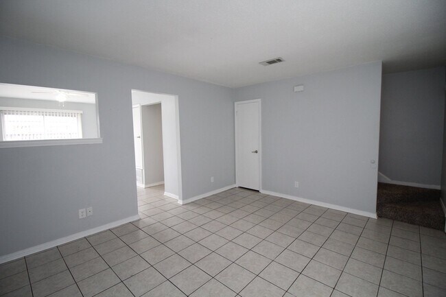 Building Photo - 2 bedroom 1.5 bathroom townhome convention...