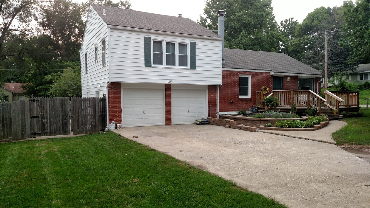 Primary Photo - 2700 S Scott Ave