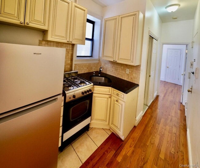 Building Photo - 211 W 88th St