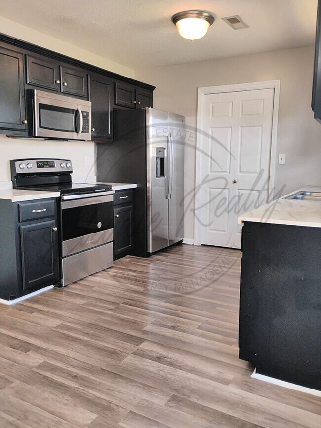 Foto del edificio - Three Bedroom Home with Bonus Room and Fen...
