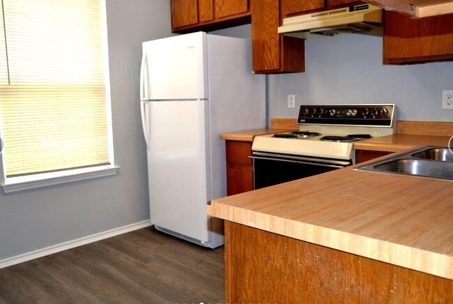 Building Photo - 8911 Fall River Dr