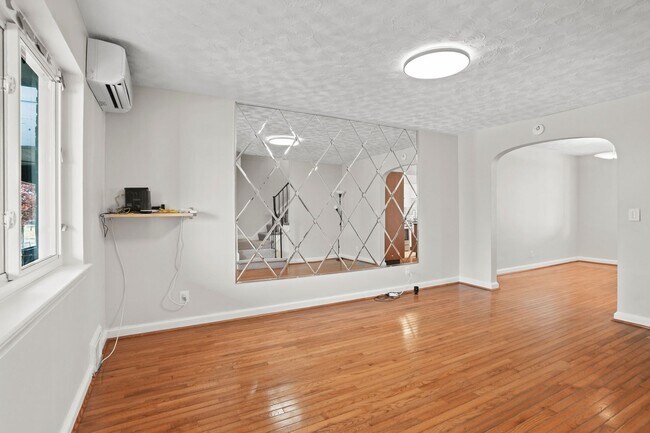 Building Photo - Brentwood Beauty