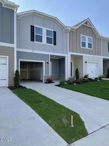 Building Photo - 930 Field Ivy Dr