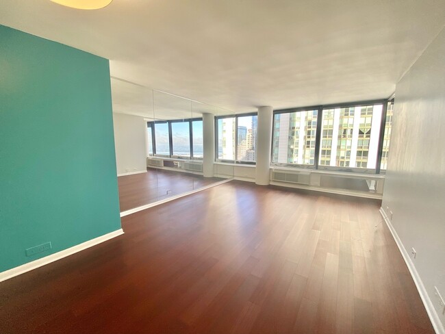 Foto del edificio - 155 N Harbor Dr
