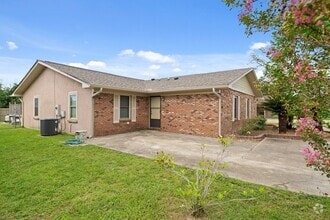 Building Photo - 5102 Hickory St