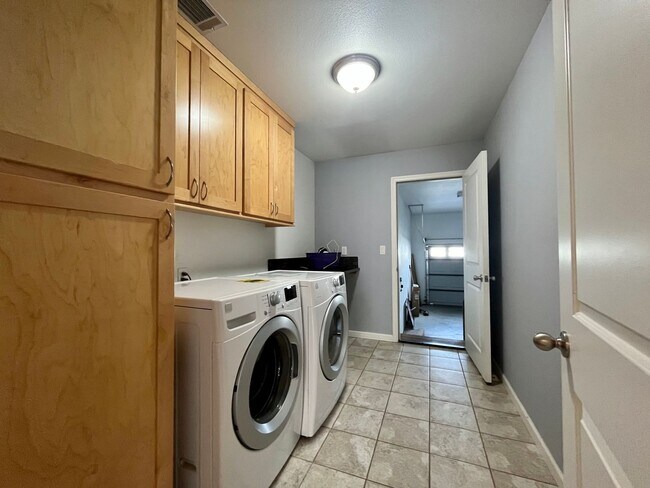 Foto del edificio - Charming 3 bed 2 bath home with oversized 2 car garage in Humboldt Hill