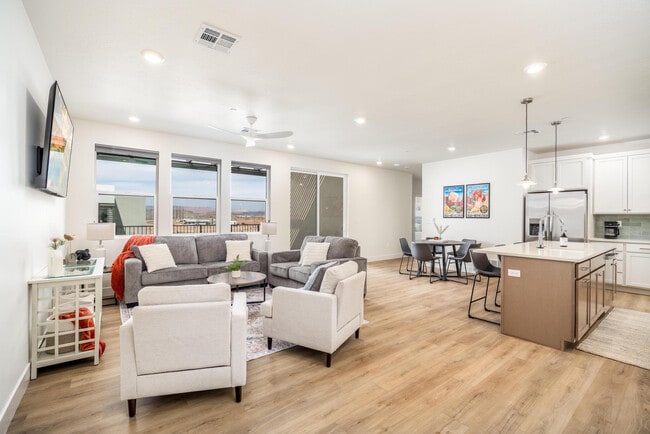Building Photo - Desert Color Condo