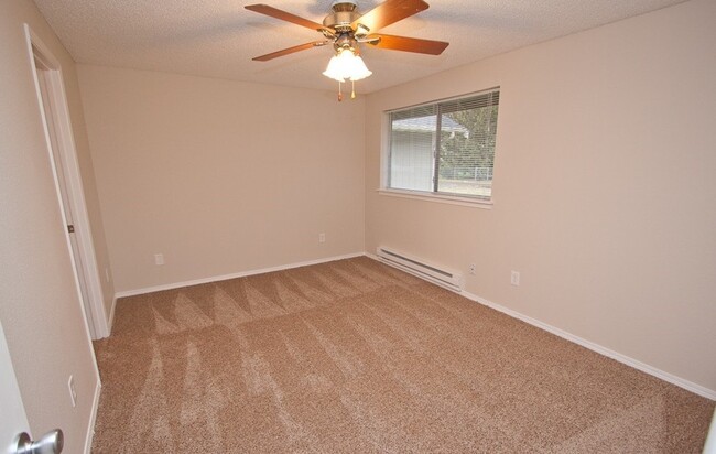 Main bedroom - 214 142nd St E