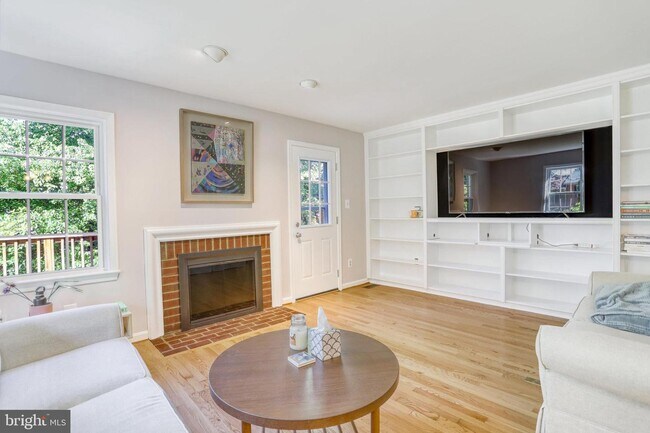Building Photo - 2047 S Glebe Rd