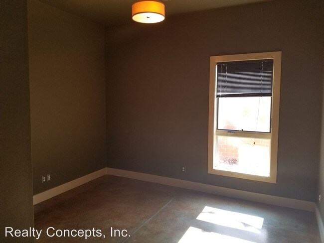 Building Photo - 465 S Locust Ave