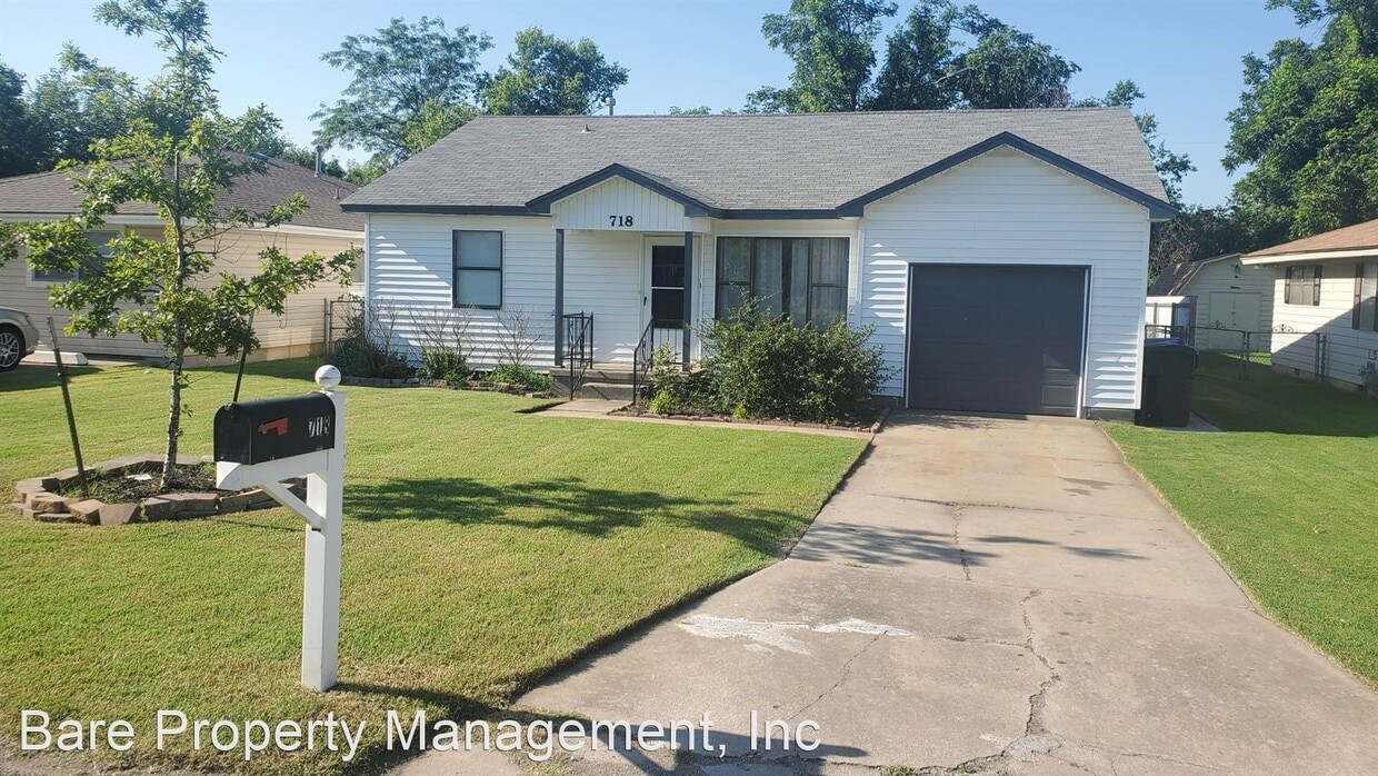 Primary Photo - 3 br, 2.5 bath House - 718 E Johnson Street