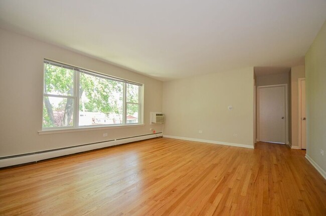 Building Photo - Charming 2-Bed, 1-Bath Apartment in the He...