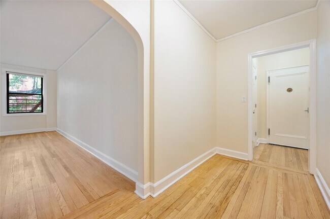 Foto del edificio - 212 Larchmont Acres
