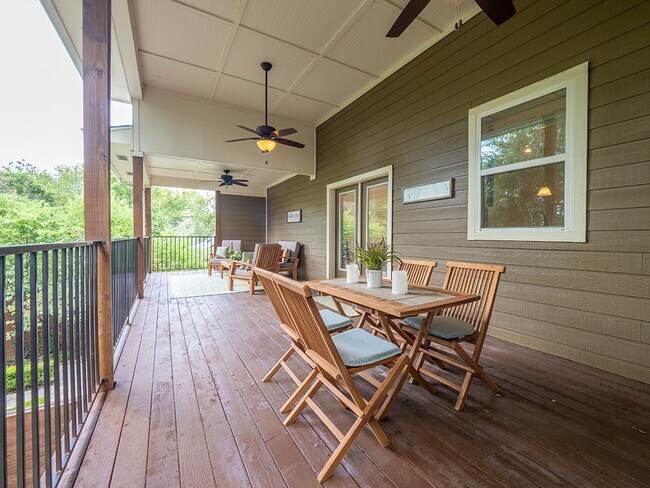 Foto del edificio - 5605 Roosevelt Ave