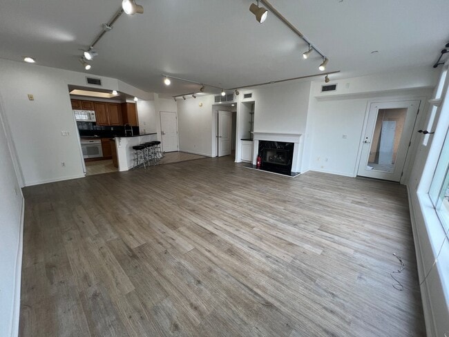 Building Photo - $3,595 - Beautiful and Spacious Downtown San Jose 2bd/2ba Condo in a Luxury Complex Next To SJSU